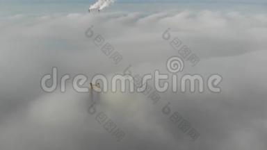 在浓雾中俯瞰基辅莫斯科夫斯基大桥的空中景色，4k视频。 莫斯科桥